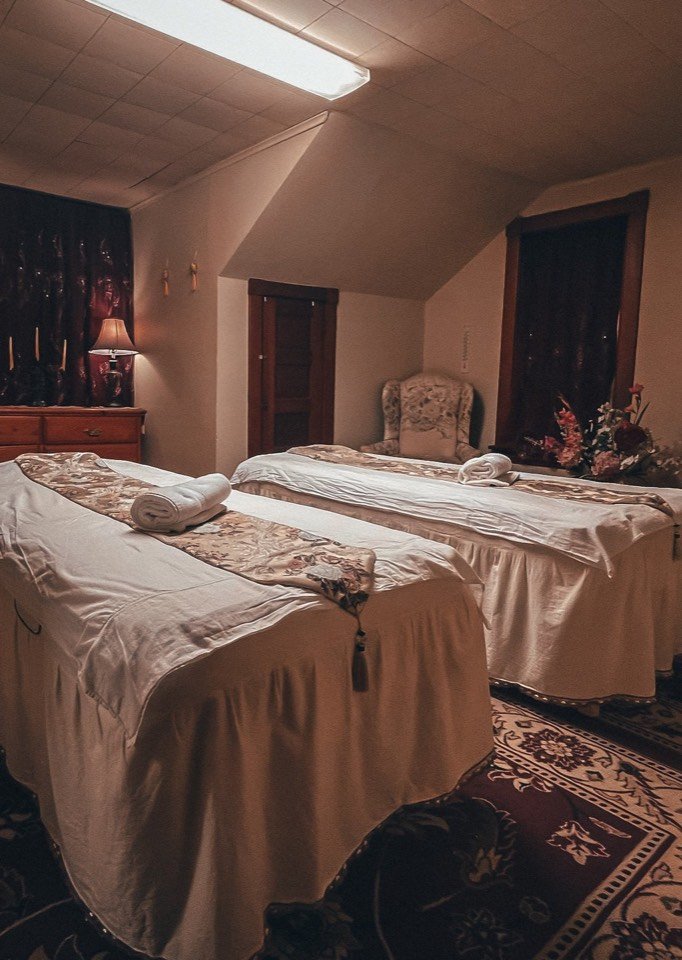 The couples room with two massage tables side by side